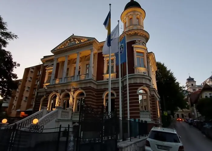 Cozy At Prime Location Above Ferhadija Street 公寓 *