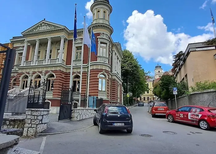 Apartment Cozy At Prime Location Above Ferhadija Street